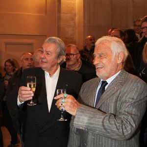Alain Delon et Jean-Paul Belmondo - Remise du 70ème prix du polar "Quai des Orfèvres 2017" par la marraine l’actrice Alice Taglioni, à Pierre Pouchairet pour son livre "Mortels Traffics" à Paris. Le 15 novembre 2016, en présence d'Alain Delon et Jean-Paul Belmondo qui ont reçu des médailles. © Didier Sabardin/Bestimage