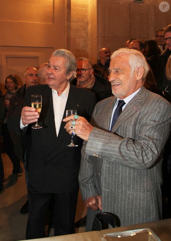 Alain Delon et Jean-Paul Belmondo - Remise du 70ème prix du polar "Quai des Orfèvres 2017" par la marraine l’actrice Alice Taglioni, à Pierre Pouchairet pour son livre "Mortels Traffics" à Paris. Le 15 novembre 2016, en présence d'Alain Delon et Jean-Paul Belmondo qui ont reçu des médailles. © Didier Sabardin/Bestimage