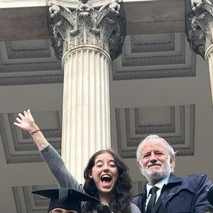Francis Huster et ses deux filles à l'occasion de l'obtention du diplôme de Toscane à l'UCL, prestigieuse école.