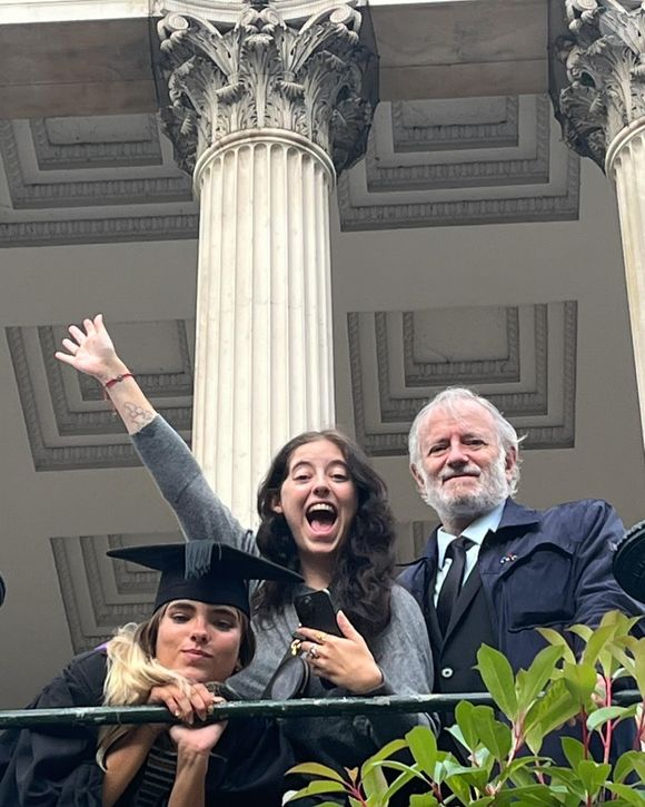 Francis Huster et ses deux filles à l'occasion de l'obtention du diplôme de Toscane à l'UCL, prestigieuse école.