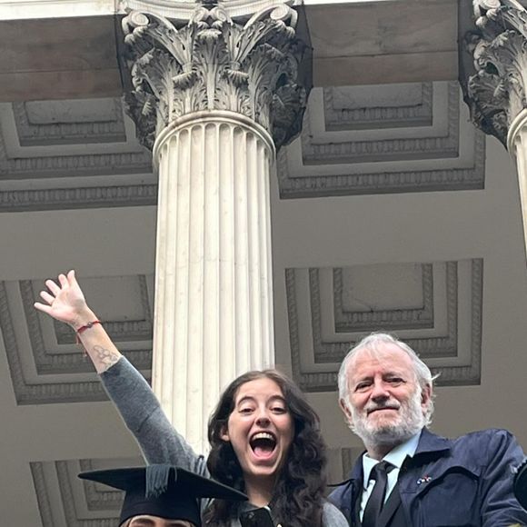 Francis Huster et ses deux filles à l'occasion de l'obtention du diplôme de Toscane à l'UCL, prestigieuse école.