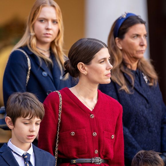Charlotte Casiraghi et ses fils Raphaël Elmaleh et Balthazar Rassam - La famille princière monégasque dans la cour d'honneur du palais lors de la la fête nationale à Monaco, le 19 novembre 2023. La famille princière monégasque assiste à la prise d’armes, puis à la cérémonie de remise des médailles et à un défilé militaire sur la place du palais princier. 
© Olivier Huitel / Pool Monaco / Bestimage