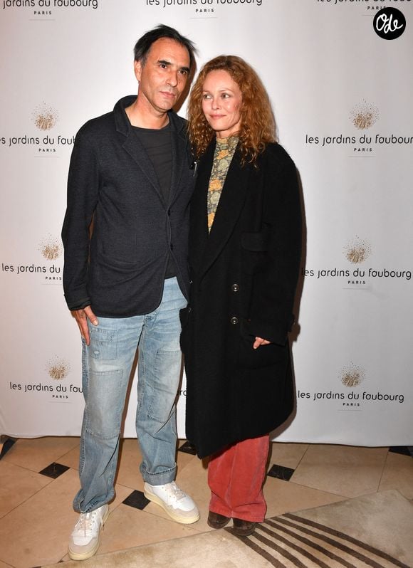 Ils disent continuer à se porter « respect » et « affection ».

Vanessa Paradis et Samuel Benchetrit lors de l'anniversaire (trois ans) de l'hôtel Les Jardins du Faubourg à Paris le 9 juin 2022.
© Veeren / Bestimage