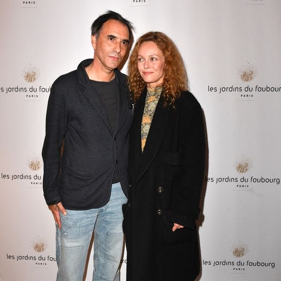 Ils disent continuer à se porter « respect » et « affection ».

Vanessa Paradis et Samuel Benchetrit lors de l'anniversaire (trois ans) de l'hôtel Les Jardins du Faubourg à Paris le 9 juin 2022.
© Veeren / Bestimage