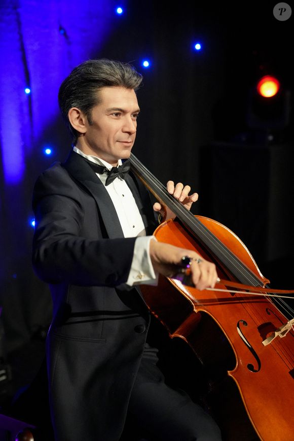 Gautier Capuçon rejoint ainsi son frère Renaud au musée, formant la deuxième fratrie de l'histoire du Grévin après les frères Lumière.

Statue de cire de Gautier Capuçon - Inauguration de la statue de cire du violoncelliste "Gautier Capuçon" au musée Grévin à Paris le 28 mai 2026. © Anne-Sophie Guebey/Bestimage