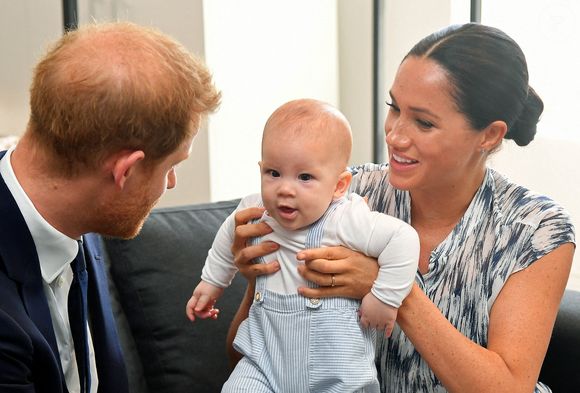 Le 25 septembre 2019, le prince Harry, Meghan Markle et Archie lors d'une rencontre avec l'archevêque Desmond Tutu et Mme Tutu à leur fondation au Cap. Photo : Toby Melville/PA Wire