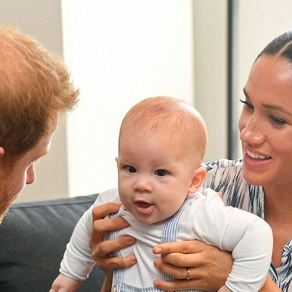 Le 25 septembre 2019, le prince Harry, Meghan Markle et Archie lors d'une rencontre avec l'archevêque Desmond Tutu et Mme Tutu à leur fondation au Cap. Photo : Toby Melville/PA Wire