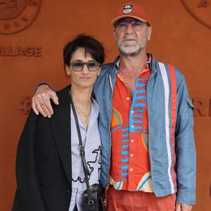 Eric Cantona et Rachida Brakni à Roland Garros 2024 à Paris, le 7 juin 2024.  

Photo : Jacovides-Moreau / Bestimage