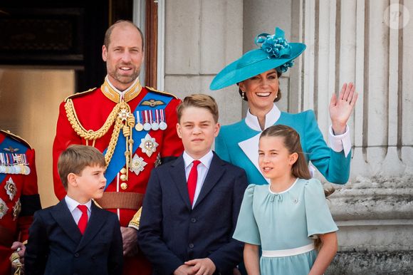 (de gauche à droite) Le prince Louis, le prince de Galles, le prince George, la princesse de Galles et la princesse Charlotte sur le balcon du palais de Buckingham, à Londres, pour assister au défilé aérien qui suit la cérémonie de la montée des couleurs dans le centre de Londres, à l'occasion de l'anniversaire officiel du roi Charles III.  Le 14 juin 2025. Photo by Aaron Chown/PA Wire/ABACAPRESS.COM