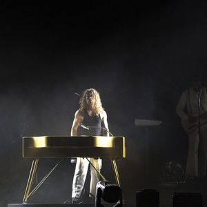 Julien Doré en concert au festival du Printemps de Pérouges au Château de Saint-Maurice-de-Rémens (01) le 25 juin 2025. © Sandrine Thesillat / PsNewZ / Bestimage