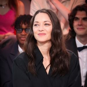 Marion Cotillard sur le plateau de l'émission "C à vous" lors du 79ème Festival International du Film de Cannes le 16 mai 2026. Photo par Jack Tribeca/Bestimage
