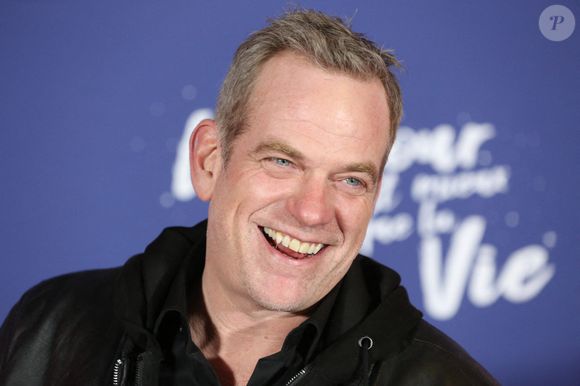 Aujourd’hui, il avance à son rythme, avec une approche plus sincère de la vie et de la musique.

Garou assiste à la première de L'amour c'est mieux que la vie, qui s'est tenue à l'UGC Normandie, à Paris, France, le 17 janvier 2022. © Jerome Domine/Abacapress.com