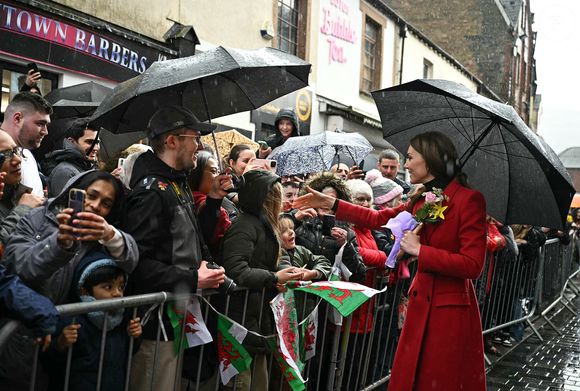 Le prince William, prince de Galles, et Catherine (Kate) Middleton, princesse de Galles, préparent des gâteaux gallois au Welsh Cake Shop à Pontypridd, le 26 février 2025. 
Julien Burton / Bestimage