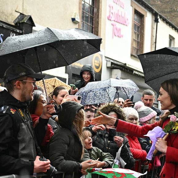 Le prince William, prince de Galles, et Catherine (Kate) Middleton, princesse de Galles, préparent des gâteaux gallois au Welsh Cake Shop à Pontypridd, le 26 février 2025. 
Julien Burton / Bestimage