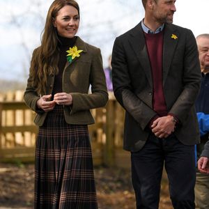 S'ils reconnaissent facilement Orla, le chien du clan De Galles, un autre membre à quatre pattes n'est pas identifié 
Le prince William, prince de Galles, et Catherine (Kate) Middleton, princesse de Galles visitent le jardin communautaire et le bois de Meadow Street à Pontypridd au Royaume-Uni le 26 février 2025. Julien Burton / Bestimage