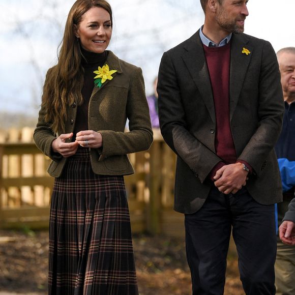 S'ils reconnaissent facilement Orla, le chien du clan De Galles, un autre membre à quatre pattes n'est pas identifié 
Le prince William, prince de Galles, et Catherine (Kate) Middleton, princesse de Galles visitent le jardin communautaire et le bois de Meadow Street à Pontypridd au Royaume-Uni le 26 février 2025. Julien Burton / Bestimage