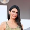 Dans une robe Giorgio Armani vieille de plus de 30 ans, Kendall Jenner fait son entrée à Venise