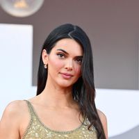 Dans une robe Giorgio Armani vieille de plus de 30 ans, Kendall Jenner fait son entrée à Venise