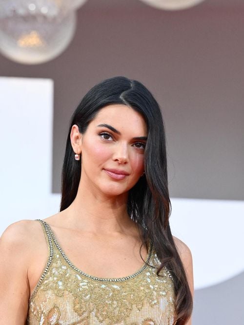 Dans une robe Giorgio Armani vieille de plus de 30 ans, Kendall Jenner fait son entrée à Venise