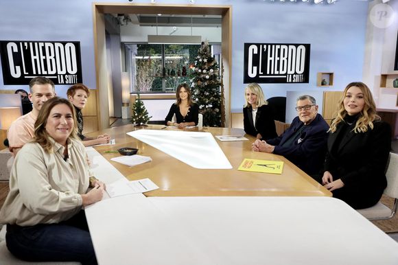 Exclusif - Aurélie Casse, Laeticia Hallyday, Jean-Claude Camus et Santa (Hyphen Hyphen) lors de l'enregistrement de l'émission de télévision "C L'Hebdo" sur France 5 Spéciale Johnny Hallyday diffusée le 16 décembre  à laquelle étaient invités Laeticia Hallyday et Jean-Claude Camus  et présentée par A.Casse à Paris, France, le 22 novembre 2023.
© Dominique Jacovides/Bestimage