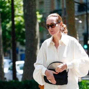 Exclusif - Carole Bouquet - Arrivées aux obsèques de Francis Giacobetti à la chapelle Saint Pierre de Neuilly-sur-Seine, France, le 12 juin 2025. © Christophe Clovis/Bestimage