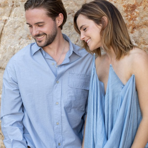 Avec son frère Alex, elle s’est lancée dans un business aux antipodes de sa carrière d’actrice.
Emma Watson et son frère Alex posent sur Instagram pour leur marque de Gin