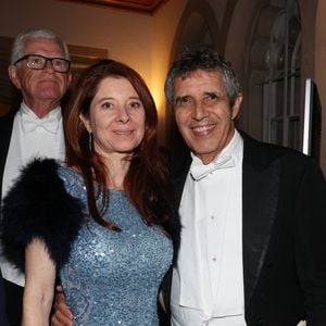 Exclusif - Julien Clerc et sa compagne Hélène Grémillon arrivent au banquet d'état au Guildhall à Londres en marge de la visite du couple présidentiel français au Royaume Uni le 9 juillet 2025.

© Dominique Jacovides / Bestimage
