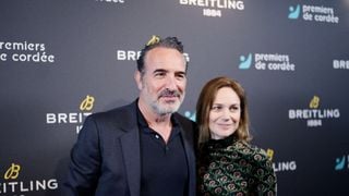Jean Dujardin évoque l'éducation de ses quatre enfants, Jeanne, Alice, Simon et Jules et cette règle qu'il s'impose à la maison