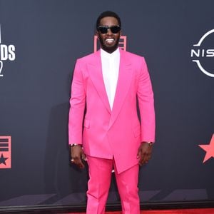 Après son refus catégorique de travailler avec P. Diddy, Dany Boon a été recontacté puis licencié du projet.

Sean Combs (Puff Daddy, P. Diddy) et sa famille au photocall de la soirée des "BET Awards 2022" à Los Angeles, le 26 juin 2022.