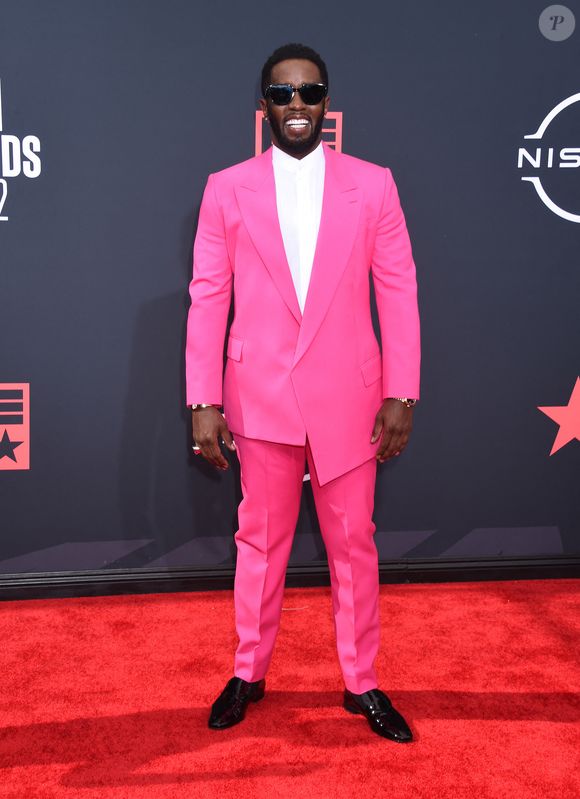 Après son refus catégorique de travailler avec P. Diddy, Dany Boon a été recontacté puis licencié du projet.

Sean Combs (Puff Daddy, P. Diddy) et sa famille au photocall de la soirée des "BET Awards 2022" à Los Angeles, le 26 juin 2022.