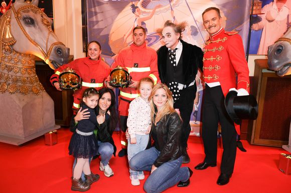 Carole Carat et Fabienne Carat au photocall de la générale du spectacle "Tempo" du Cirque d'Hiver Bouglione à Paris, France, le 18 octobre 2025. © Coadic Guirec/Bestimage