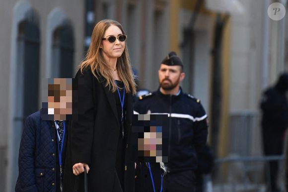 Théa, la petite-fille de Brigitte Bardot avec ses enfants arrivant à l'église Notre-Dame de l'Assomption, pour la cérémonie funéraire de l'actrice française Brigitte Bardot, à Saint-Tropez, dans le sud-est de la France. Photo par Julien Reynaud/APS-Medias/ABACAPRESS.COM