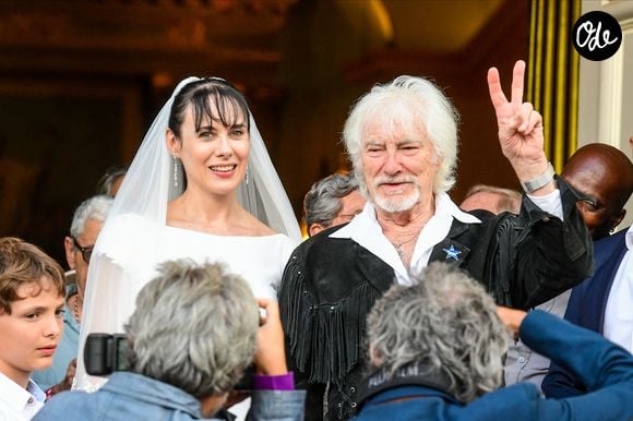 Hugues Aufray a partagé sur son compte Instagram un des clichés du mariage de son épouse et lui durant la soirée, avec leur chat Lily Flower dans les bras de la mariée.

Murielle Mégevand et Hugues Aufray sur le parvis de l'église - Mariage d'Hugues Aufray et de Murielle Mégevand à l’église Saint-Vigor de Marly-Le Roy, France, le 2 septembre 2023. 

Photo : Agence / Bestimage