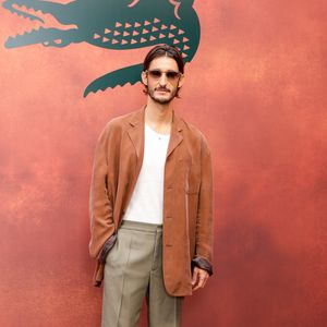 Pierre Niney au photocall du défilé Lacoste Collection Femme Prêt-à-Porter Printemps/Eté 2027 lors de la Fashion Week de Paris (PFW) à Roland Garros, à Paris, France, le 4 octobre 2026. © Olivier Borde/bestimage