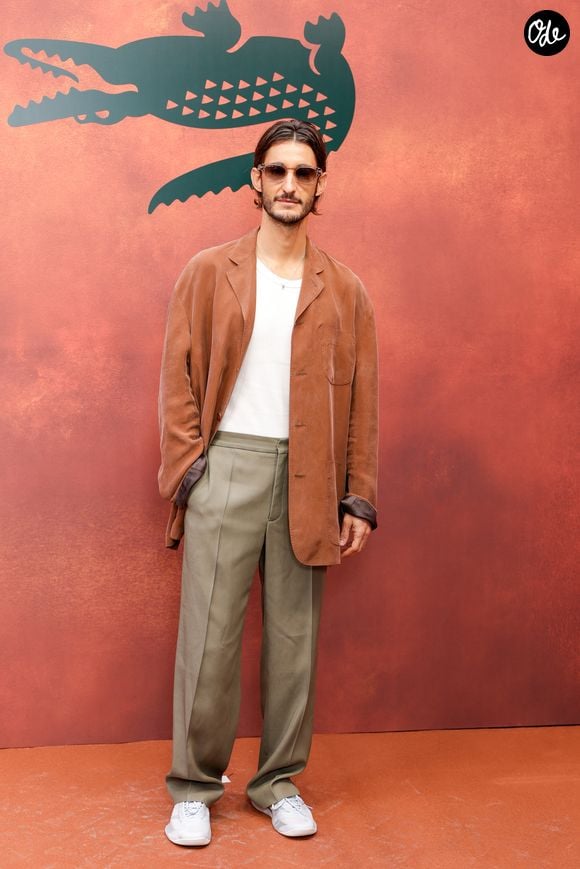 Pierre Niney au photocall du défilé Lacoste Collection Femme Prêt-à-Porter Printemps/Eté 2027 lors de la Fashion Week de Paris (PFW) à Roland Garros, à Paris, France, le 4 octobre 2026. © Olivier Borde/bestimage