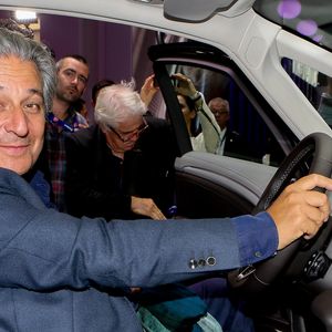 "C'est très cool de vivre ici. Les Belges sont très sympathiques. La première chose qui me vient à l'esprit, c'est votre bonne humeur, une bière blanche, une bonne gaufre, et le spéculoos qui est assez remarquable. Chez vous, on mange trop bien"

Christian Clavier - Soirée d'inauguration des nouvelles Renault Espace et Clio lors du salon de l'automobile au Parc des Expositions de la porte de Versailles à Paris le 2 octobre 2014.