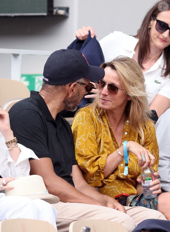 Roschdy Zem et sa compagne Sarah Lavoine en tribunes des Internationaux de France de tennis de Roland Garros 2023 à Paris le 11 juin 2023. © Jacovides-Moreau/Bestimage