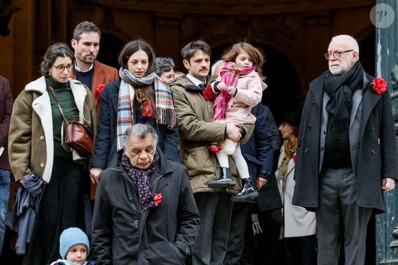 L’atmosphère du lieu, entre œuvres, coussins et convivialité, reflète le soin apporté pour accueillir et réconforter les invités. 

Pia Laborde et Gabrièle Laborde, les filles de C.Laborde, et leur père Jimmy, son petit-fils Saul, Thomas Stern, le mari de la défunte - Sortie des obsèques de Catherine Laborde en l'église Saint-Roch à Paris, le 6 février 2025. Décédée le 28 janvier 2025 à l'âge de 73 ans, l'ancienne présentatrice météo de TF1 (1988 - 2017) était atteinte de la maladie neurodégénérative à corps de Lewy.
© Jacovides - Moreau / Bestimage
