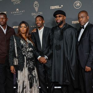 Ousmane Dembélé en famille au photocall de la 69ème cérémonie du Ballon D'Or 2025 au théâtre du Châtelet à Paris, France, le 22 septembre 2025. © Cyril Moreau/Bestimage