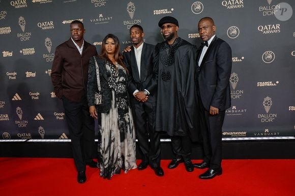 Ousmane Dembélé en famille au photocall de la 69ème cérémonie du Ballon D'Or 2025 au théâtre du Châtelet à Paris, France, le 22 septembre 2025. © Cyril Moreau/Bestimage