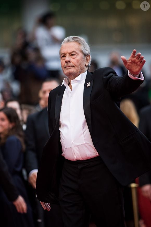 Alain Delon (avec un badge Paris Match d'une ancienne couverture du magazine titrant "Alain Delon, mes deux amours, Rosalie et Anouchka) - Montée des marches du film "A Hidden Life" lors du 72ème Festival International du Film de Cannes. Le 19 mai 2019 © Jacovides-Moreau / Bestimage