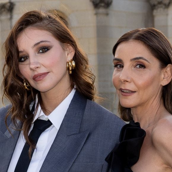 Clotilde Courau et sa fille Vittoria de Savoie - Photocall du défilé de mode automne-hiver 2024 Haute-Couture "Valentino" au château de Chantilly, lors de la fashion week de Paris. Le 5 juillet 2023. © Olivier Borde / Bestimage
