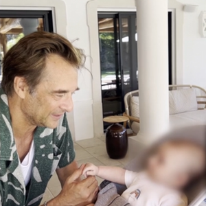Un moment tendre et touchant.

David Hallyday et accompagné de son petit-fils dans le documentaire "Hallyday par David", diffusé mercredi 10 février 2026 sur M6