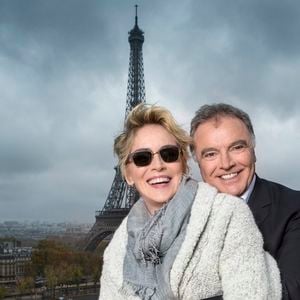 Une vision qu’il applique depuis l’ouverture de sa première boutique en 1972, en s’entourant de collaborateurs solides et performants.
Exclusif - Rendez-vous avec Sharon Stone et Alain Afflelou. Le 17 novembre 2014. Sharon Stone et Alain Afflelou annoncent un contrat de collaboration pour les 3 prochaines années. JACOVIDES-MOREAU / BESTIMAGE