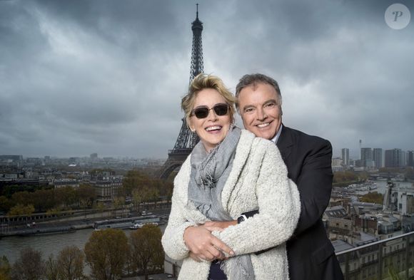 Une vision qu’il applique depuis l’ouverture de sa première boutique en 1972, en s’entourant de collaborateurs solides et performants. 

Exclusif - Rendez-vous avec Sharon Stone et Alain Afflelou. Le 17 novembre 2014. Sharon Stone et Alain Afflelou annoncent  un contrat de collaboration pour les 3 prochaines années. JACOVIDES-MOREAU / BESTIMAGE