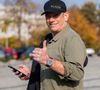À 53 ans, le chanteur québécois a choisi une vie plus calme, au cœur de la nature…

Le chanteur Garou signe des autographes avec une cigarette à la bouche à Varsovie, Pologne, le 18 octobre 2022. © Brunne/Newspix/Abacapress.com