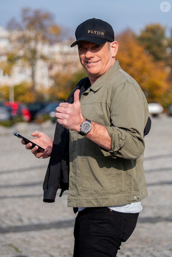 À 53 ans, le chanteur québécois a choisi une vie plus calme, au cœur de la nature…

Le chanteur Garou signe des autographes avec une cigarette à la bouche à Varsovie, Pologne, le 18 octobre 2022. © Brunne/Newspix/Abacapress.com