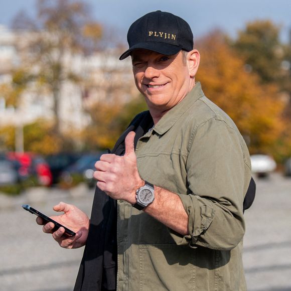 À 53 ans, le chanteur québécois a choisi une vie plus calme, au cœur de la nature…

Le chanteur Garou signe des autographes avec une cigarette à la bouche à Varsovie, Pologne, le 18 octobre 2022. © Brunne/Newspix/Abacapress.com