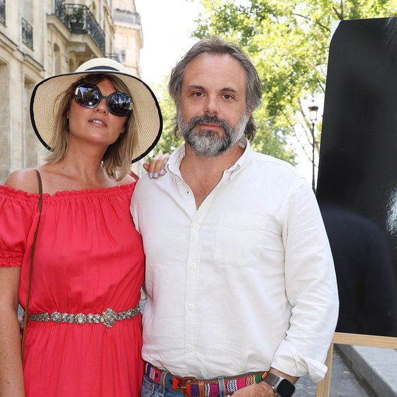 Romain Sardou et sa compagne Kym Thiriot - Dévoilement d'une plaque commémorative en l'honneur de Jean-Claude Brialy sur la façade de l'immeuble où il vécut 25 quai de Bourbon Paris 4ème,  à Paris, France, le 14 juin 2023. © Coadic Guirec/Bestimage
