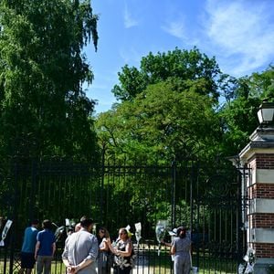 Ce geste simple mais chargé de sens rappelle le lien indéfectible entre le comédien et son fils.

Exclusif - Un an jour pour jour après le décès d'Alain Delon, son fils Anthony (avec Loubo, le berger belge de son père) lui a rendu hommage au domaine familial de Douchy dans le Loiret, France, le 18 août 2025.

© Christian Liewig/Bestimage